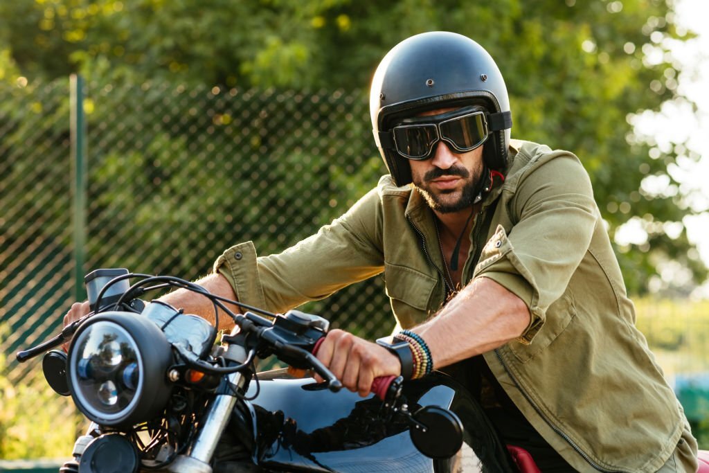 Can You Wear Glasses Under a Motorcycle Helmet? – Moto1