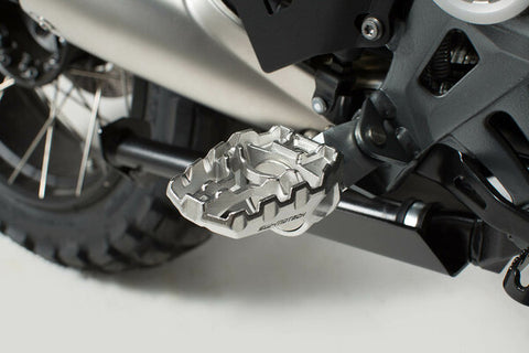 *FOOTREST SW MOTECH EVO . PIVOTABLE TEETHED ELEMENTS OFFER 36 POSSIBLE SETTINGS.